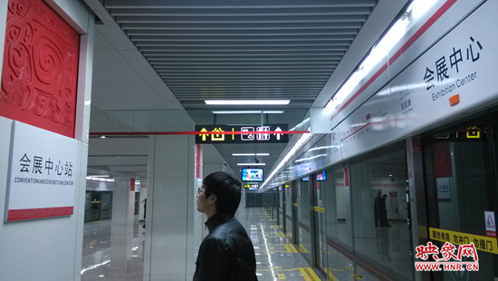 會展中心站，兩塊牌子的站點名稱英文翻譯也不相同