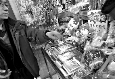 12月27日，世紀(jì)天鼎購物廣場的一位商戶表示，今年的賀卡明顯沒有前幾年好賣。新京報(bào)記者 王貴彬 攝