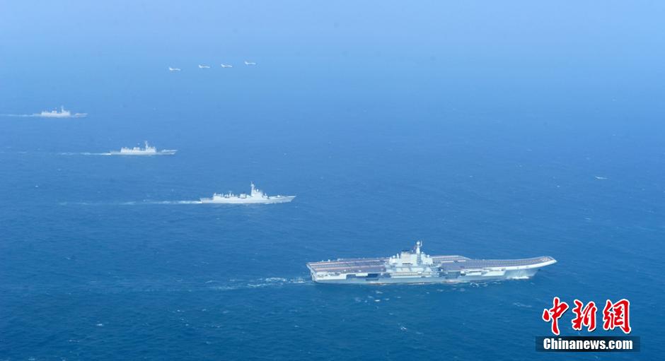 圖為遼寧艦與水面艦艇、飛機(jī)進(jìn)行協(xié)同訓(xùn)練。中新社發(fā) 胡鍇冰 攝