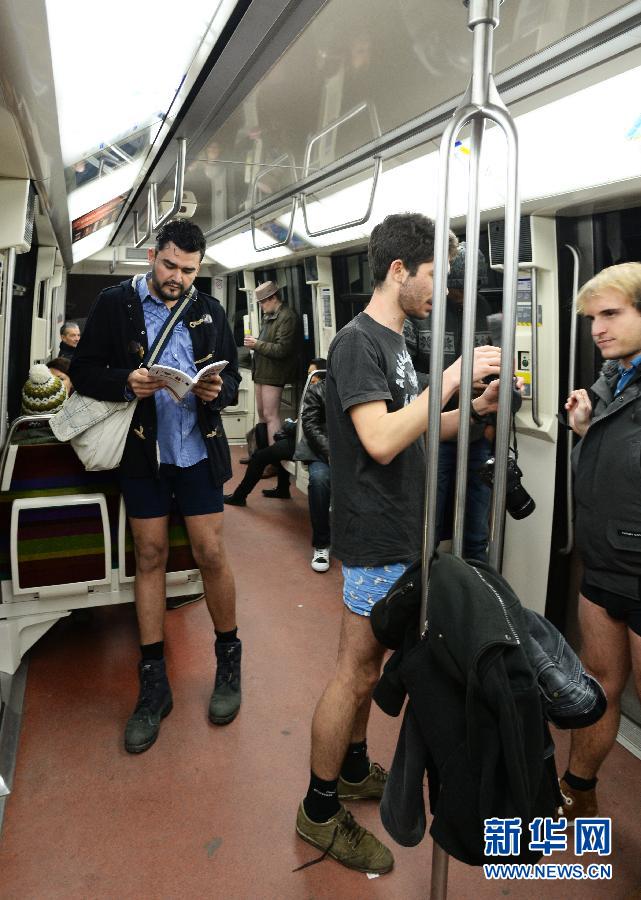 1月12日，在橫貫巴黎東西部的1號(hào)線地鐵車廂里，乘客只穿一條內(nèi)褲搭乘地鐵。