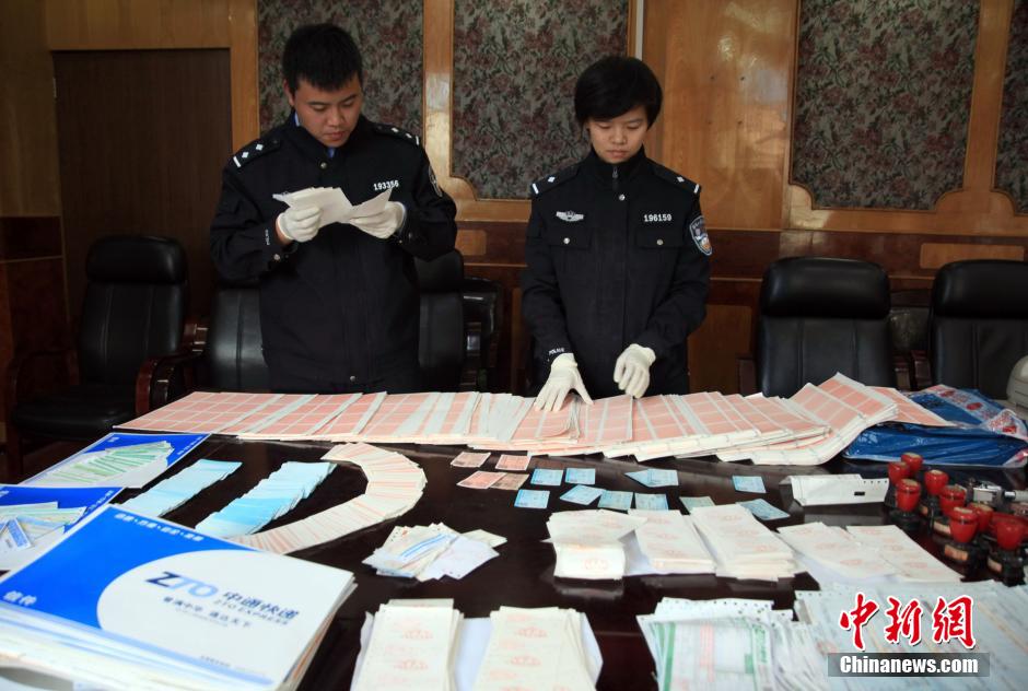 圖為查獲大量假火車票和制販工具（資料圖片）。