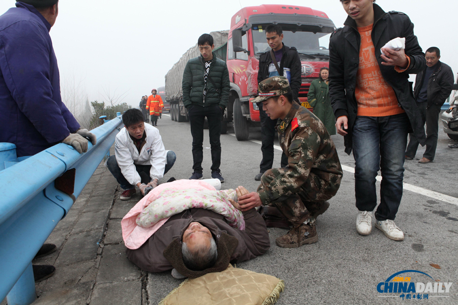 一名受傷群眾被救出。惠斌 攝