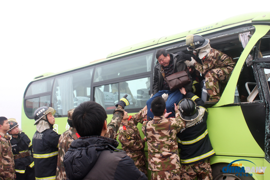 消防人員現(xiàn)場(chǎng)施救。惠斌 攝