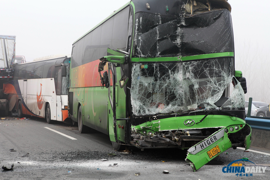 車(chē)禍救援現(xiàn)場(chǎng)。惠斌 攝