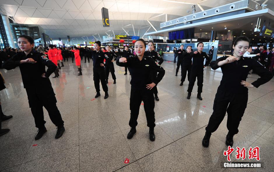 1月23日，機(jī)場工作人員在跳“快閃”舞蹈。