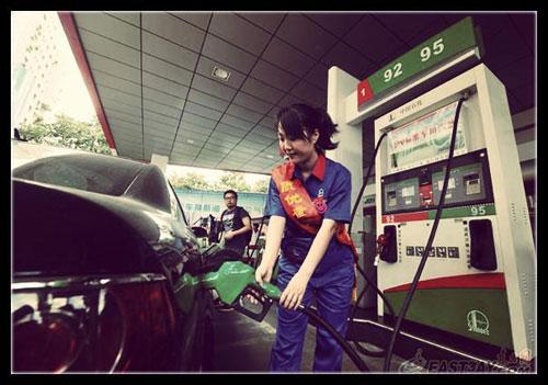 近日，有網(wǎng)友針對“超標40倍事件”評價說：“國內加油站在油里加水是普遍現(xiàn)象。只是量多量少的問題，車主