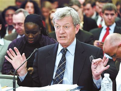 2012年2月1日，鮑卡斯在國會會議上發(fā)言供圖/IC