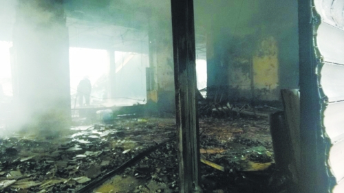 3.營業(yè)大廳棚頂坍塌，貨物成灰。