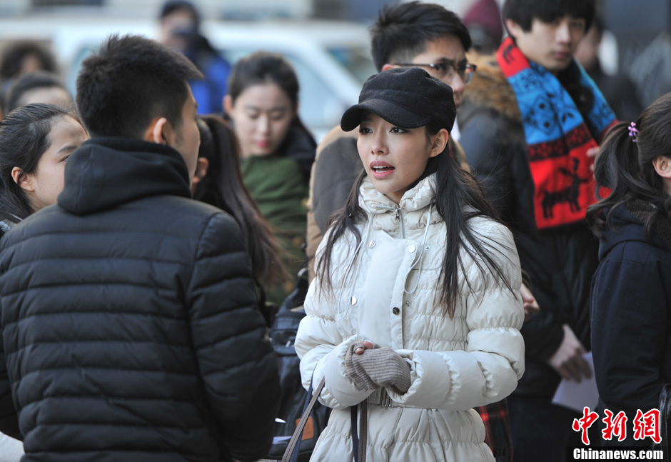 圖為表演系考生走出考場。