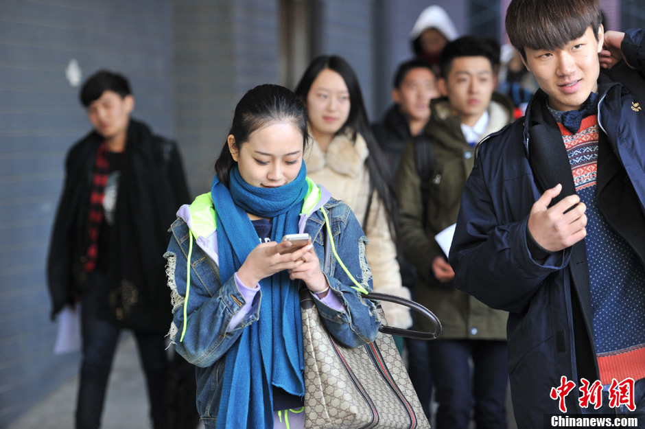 圖為表演系考生走出考場。