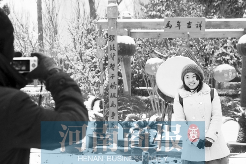 紫荊山公園里布置喜慶，引來不少游客合影留念。記者 楊東華/攝