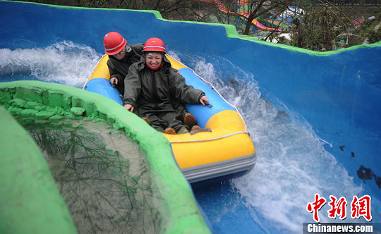 圖為外國(guó)友人體驗(yàn)水上漂。陳超　攝