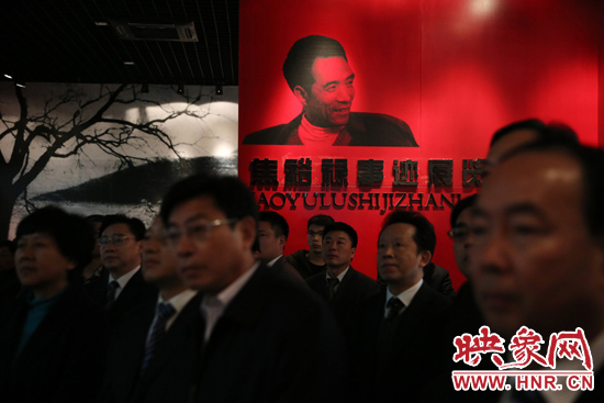 在焦裕祿紀念館，參觀的人絡(luò)繹不絕，一批批來自全國各地的黨員干部前來學習焦裕祿事跡