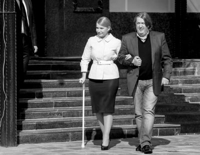 3月27日，烏克蘭基輔，前總理季莫申科在朋友的陪伴下赴新聞發(fā)布會(huì)現(xiàn)場，宣布將參加烏克蘭總統(tǒng)選舉。