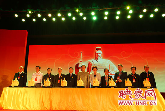 與會(huì)嘉賓一起見(jiàn)證歷史、啟動(dòng)論壇