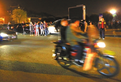 3月30日凌晨，地震發(fā)生后，秭歸縣城一些居民聚集到開闊的廣場上。新華社發(fā)