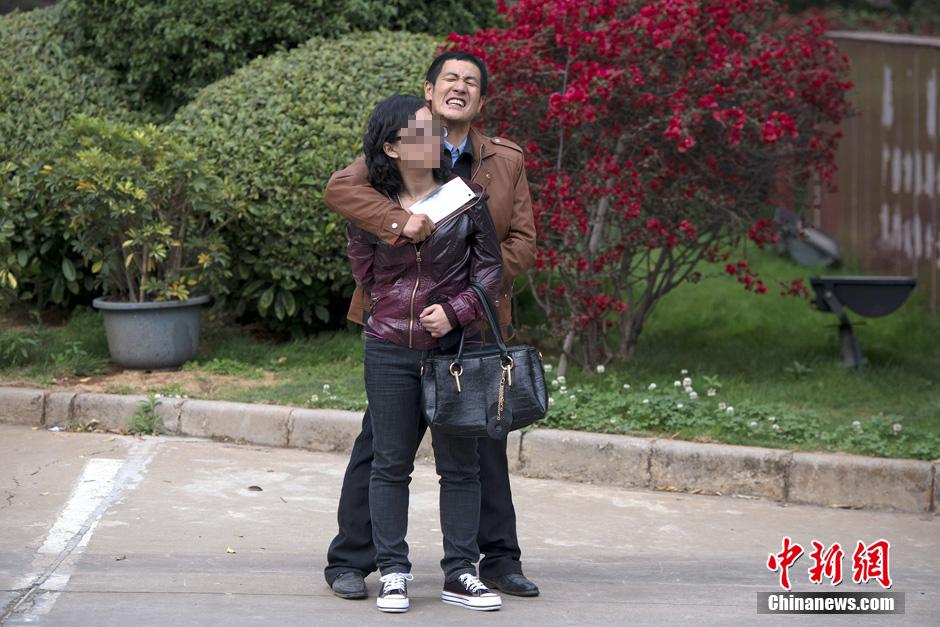 4月8日，劫持者與警方對峙。