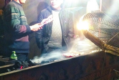 露天燒烤整夜煙熏火燎，路邊居民苦不堪言。