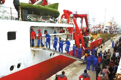  4月8日，“科學(xué)號(hào)”科學(xué)考察船從青島市中苑碼頭啟航，赴沖繩海槽區(qū)域進(jìn)行科學(xué)考察。圖/CFP