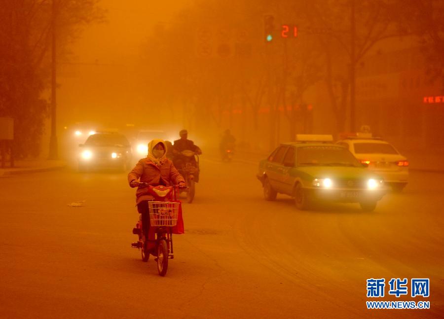 4月23日，沙塵暴中的敦煌街頭。