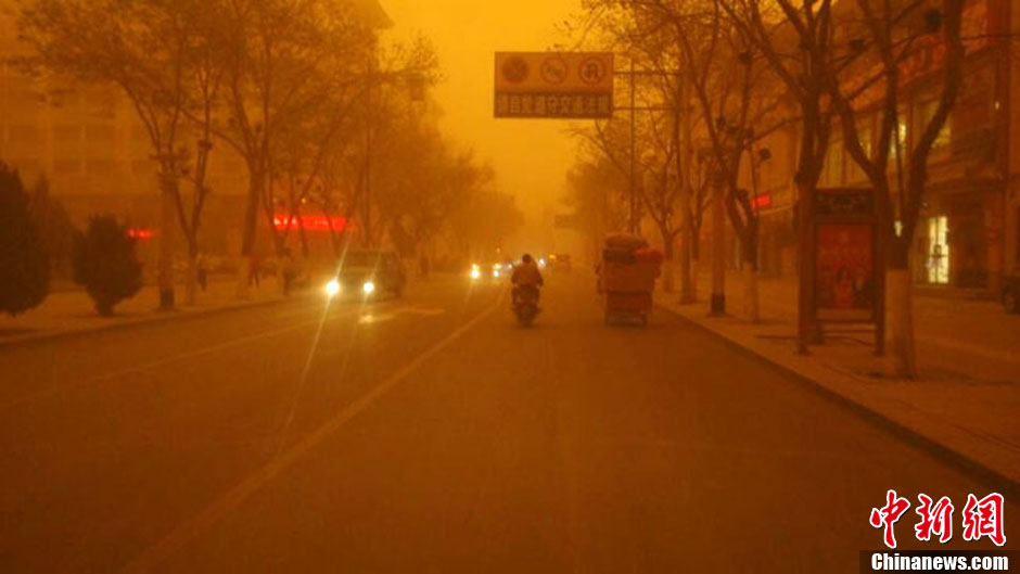 4月23日中午，甘肅酒泉多地出現(xiàn)強沙塵暴。