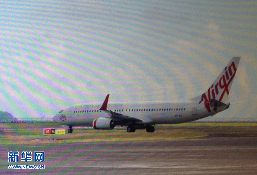 4月25日，迫降的澳大利亞維珍航空公司客機(jī)停在印度尼西亞巴厘島登巴薩機(jī)場（透過飛機(jī)舷窗拍攝）。