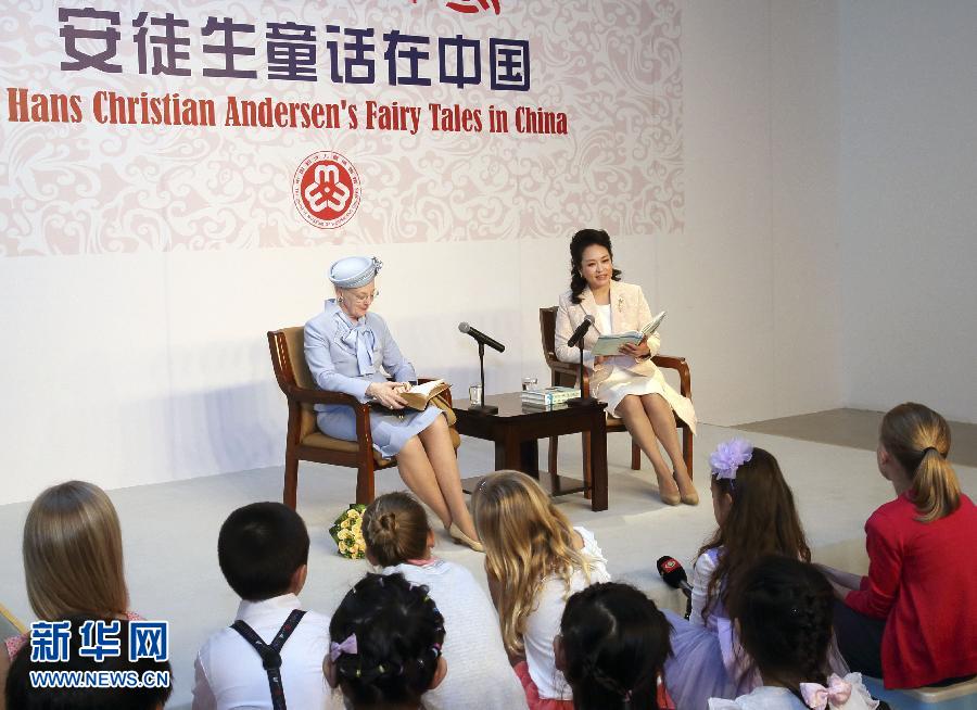 這是彭麗媛和瑪格麗特二世來到兩國孩子們當中，為孩子們朗讀安徒生童話《丑小鴨》選段。