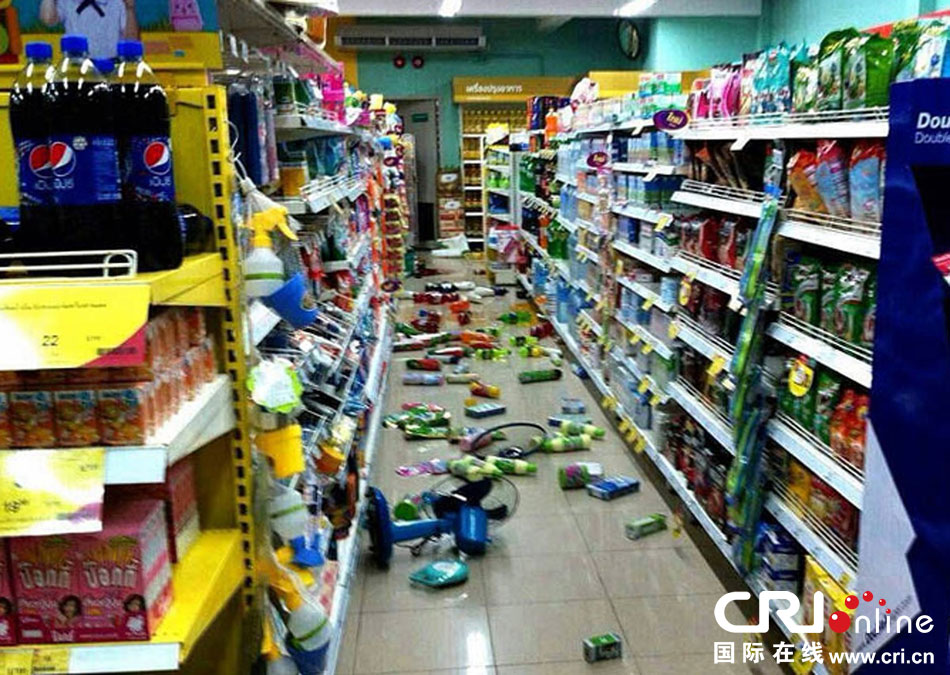 　當?shù)貢r間2014年5月5日，泰國清萊，超市貨架上的商品散落一地。