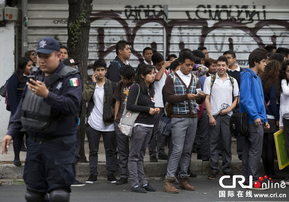 當(dāng)?shù)貢r(shí)間2014年5月8日，墨西哥墨西哥城，市民等在路邊等待道路重新開啟。