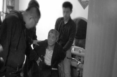 　向南夫被警方抓獲。