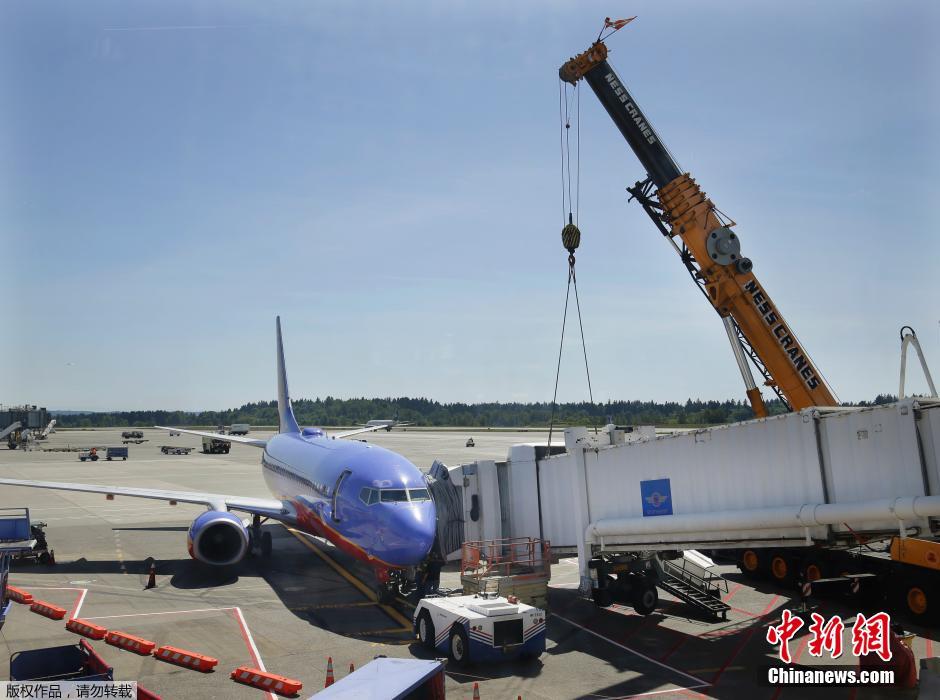 美機(jī)場一登機(jī)廊橋突然塌陷 乘客幸運逃生 美機(jī)場一登機(jī)廊橋突然塌陷 乘客幸運逃生