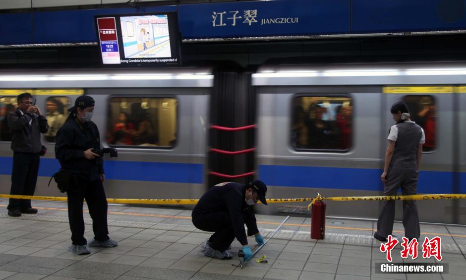 圖為新北市警察在現(xiàn)場(chǎng)勘查。中新社發(fā) 劉舒凌 攝