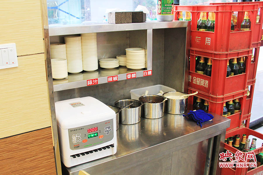 調(diào)料、小碟、餐具也都被放在另一張單獨(dú)的桌子上,需要用餐者“自助”。