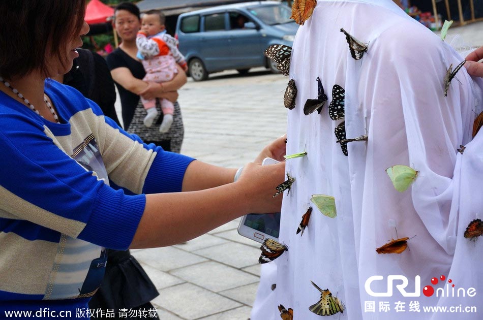 “蝴蝶仙子”身穿上百只剛剛扎死的蝴蝶。圖片來源：老祝/東方IC