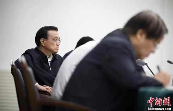 李克強(qiáng)在赤峰主持召開部分企業(yè)與金融機(jī)構(gòu)負(fù)責(zé)人座談會(huì)。