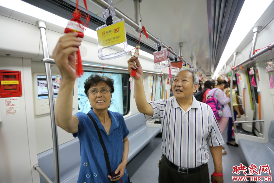 濃濃的端午文化吸引了不少老年人前來(lái)乘坐地鐵。