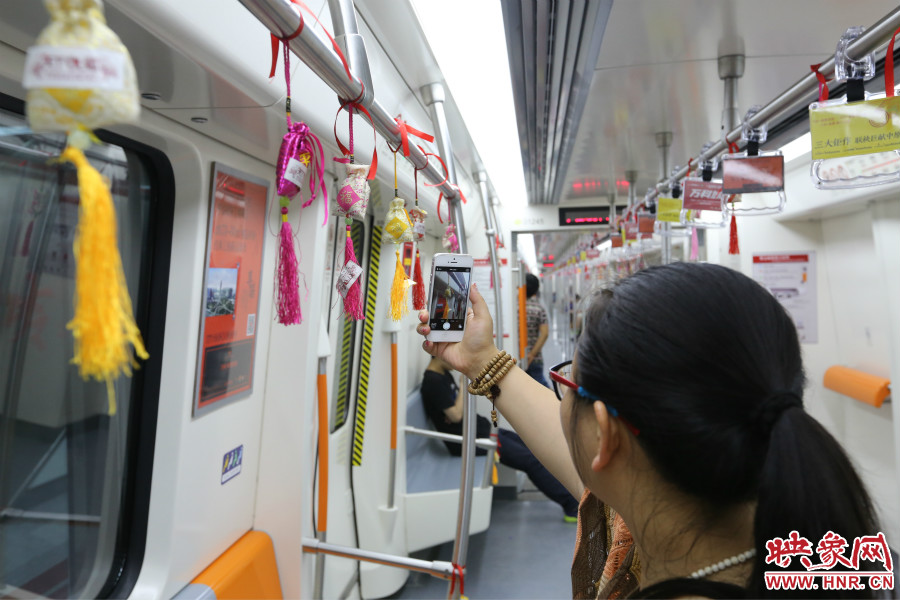 濃濃端午節(jié)氛圍的龍舟模型。