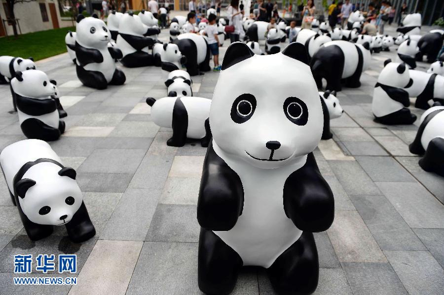 這是6月2日在上海靜安嘉里中心廣場拍攝的萌態(tài)百出的“熊貓”大軍。