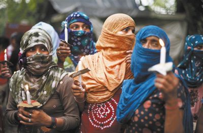 印度民眾舉行紀(jì)念儀式，悼念在強(qiáng)奸案中遇害的兩名少女。