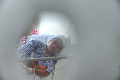 　6月3日，被打的值班醫(yī)生在病房接受治療。新華社發(fā)