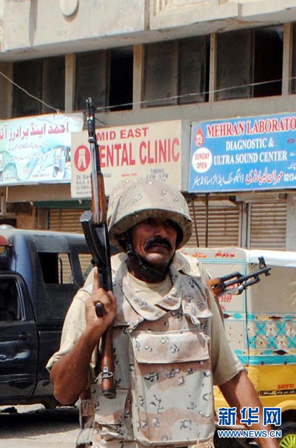 6月10日，在巴基斯坦南部城市卡拉奇真納國際機場附近，安全人員在街頭警戒。