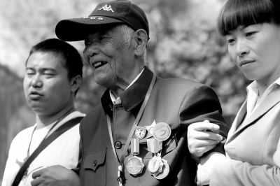 中國遠(yuǎn)征軍老兵來參加活動。