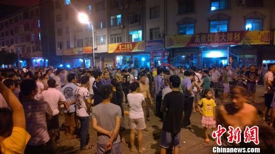 事發(fā)后民眾仍未離去。 王剛 攝