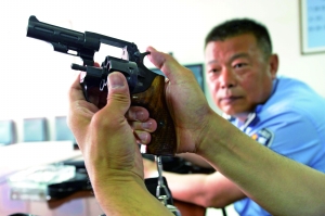 出發(fā)前,認真檢查槍械。