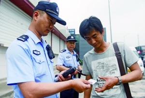 十里河橋,查驗身份證。