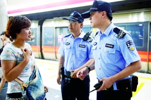 地鐵內,遇到群眾求助。