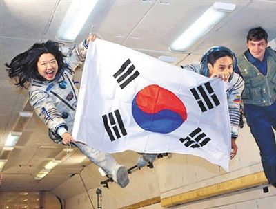 　2007年9月10日，李炤燕（左）在俄羅斯首都莫斯科接受零重力飛行訓(xùn)練。