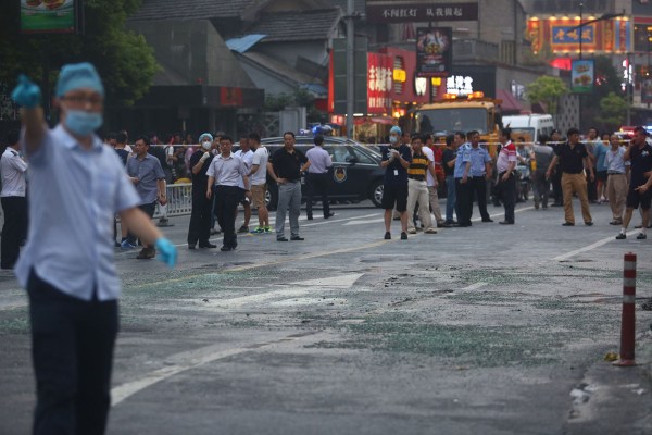 　圖為醫(yī)護人員到現(xiàn)場救援。