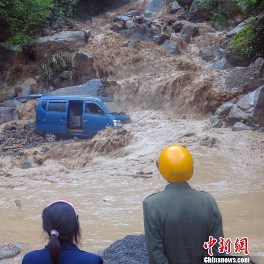 面包車(chē)在行駛途中遭遇泥石流 五公宣 攝 面包車(chē)在行駛途中遭遇泥石流 五公宣 攝