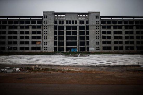 2014年7月11日，安徽省宿州市蕭縣，空置廢棄的縣政府新大樓。 澎湃新聞 楊一 圖